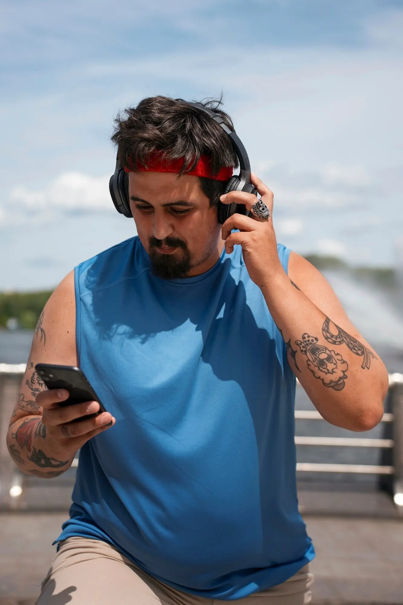 Vista frontal de un hombre haciendo ejercicio al aire libre