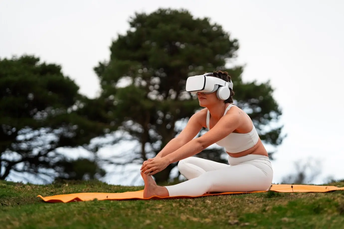 Mujer haciendo ejercicio al aire libre en la naturaleza con gafas de realidad virtual.