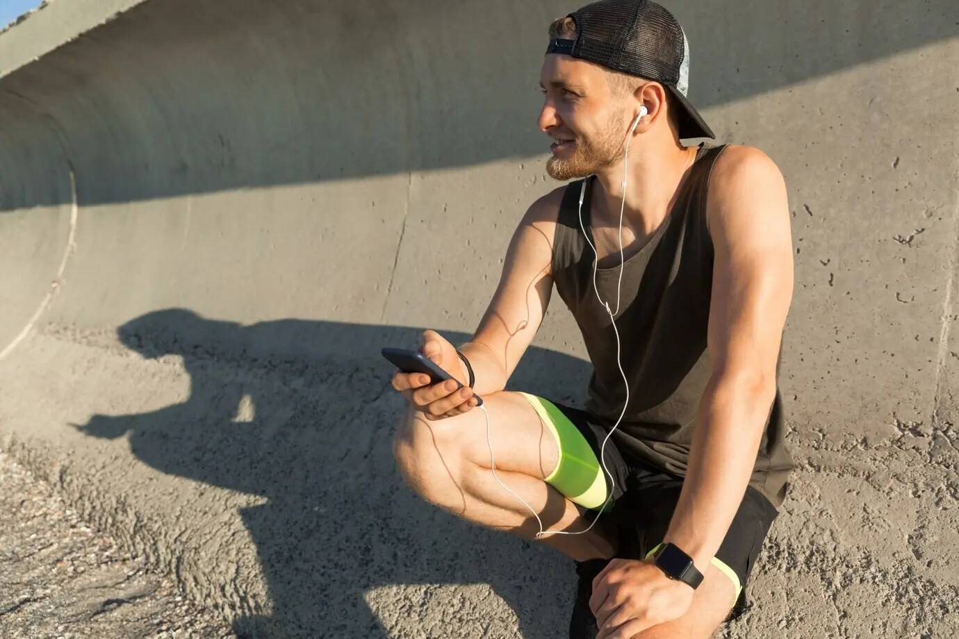 Joven atleta en forma escuchando música con auriculares